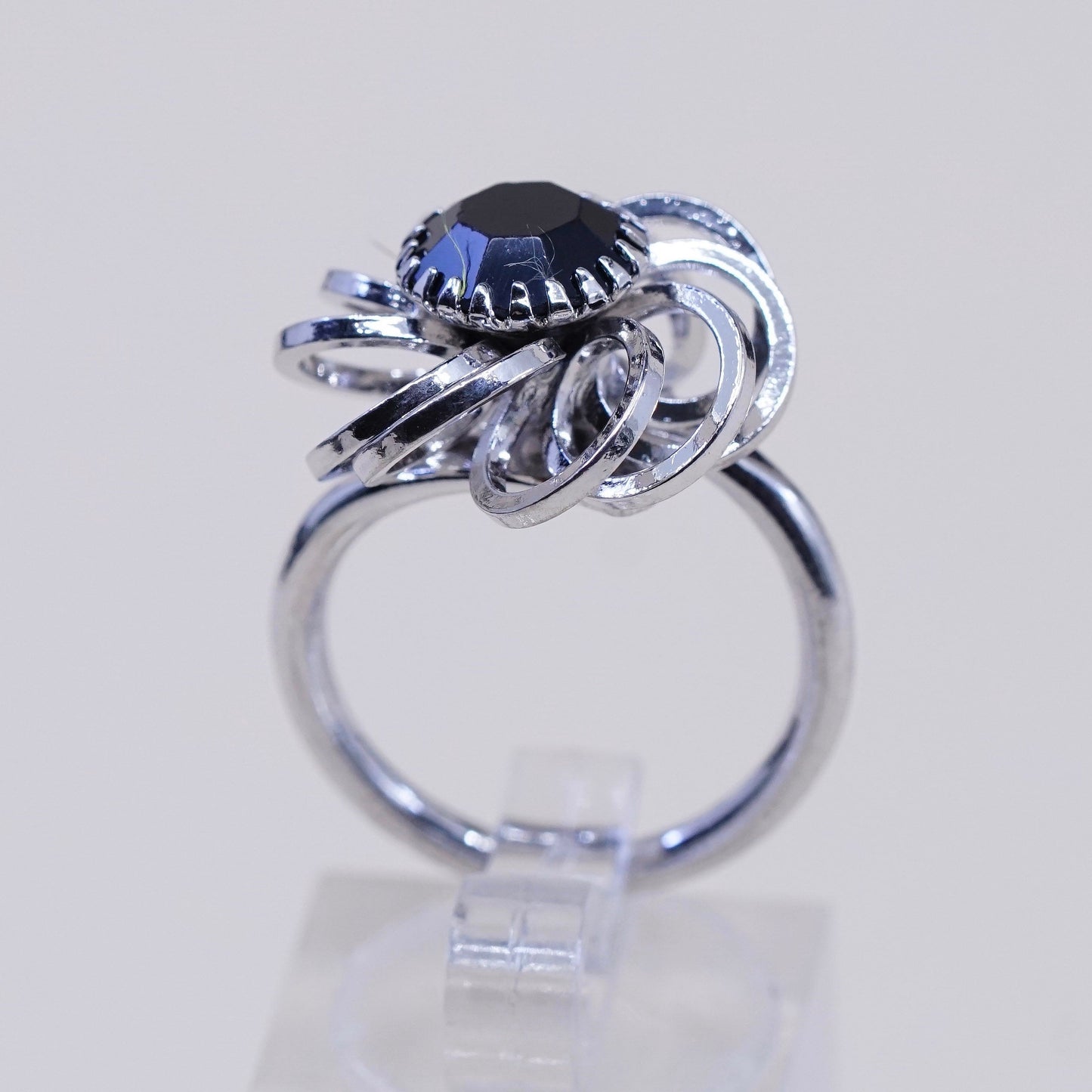 Size 6.5, vtg Sarah COV silver tone ring, flower w/ black glass details