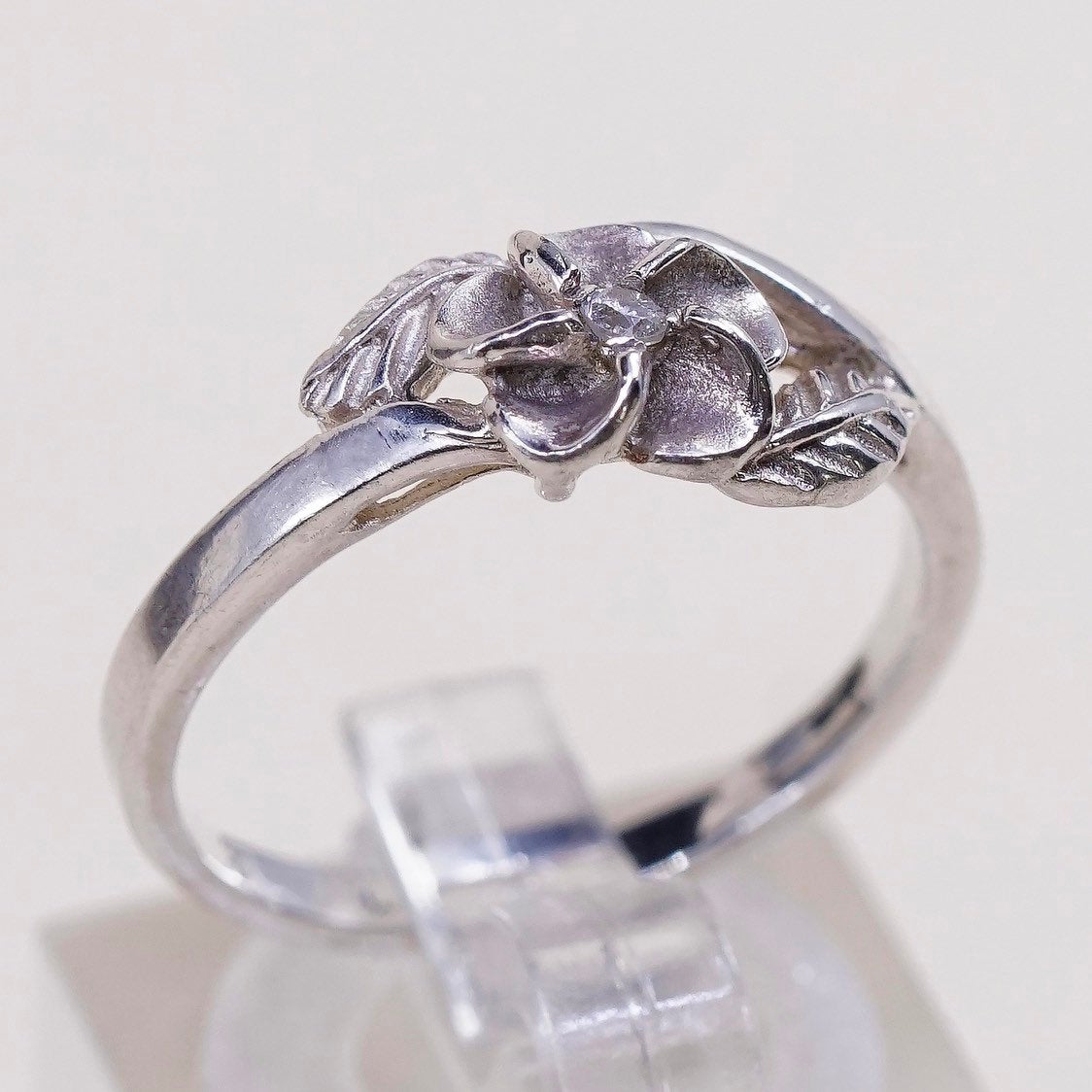 sz 7.5, vtg sterling silver flower with leaves crystal ring, 925 silver ring