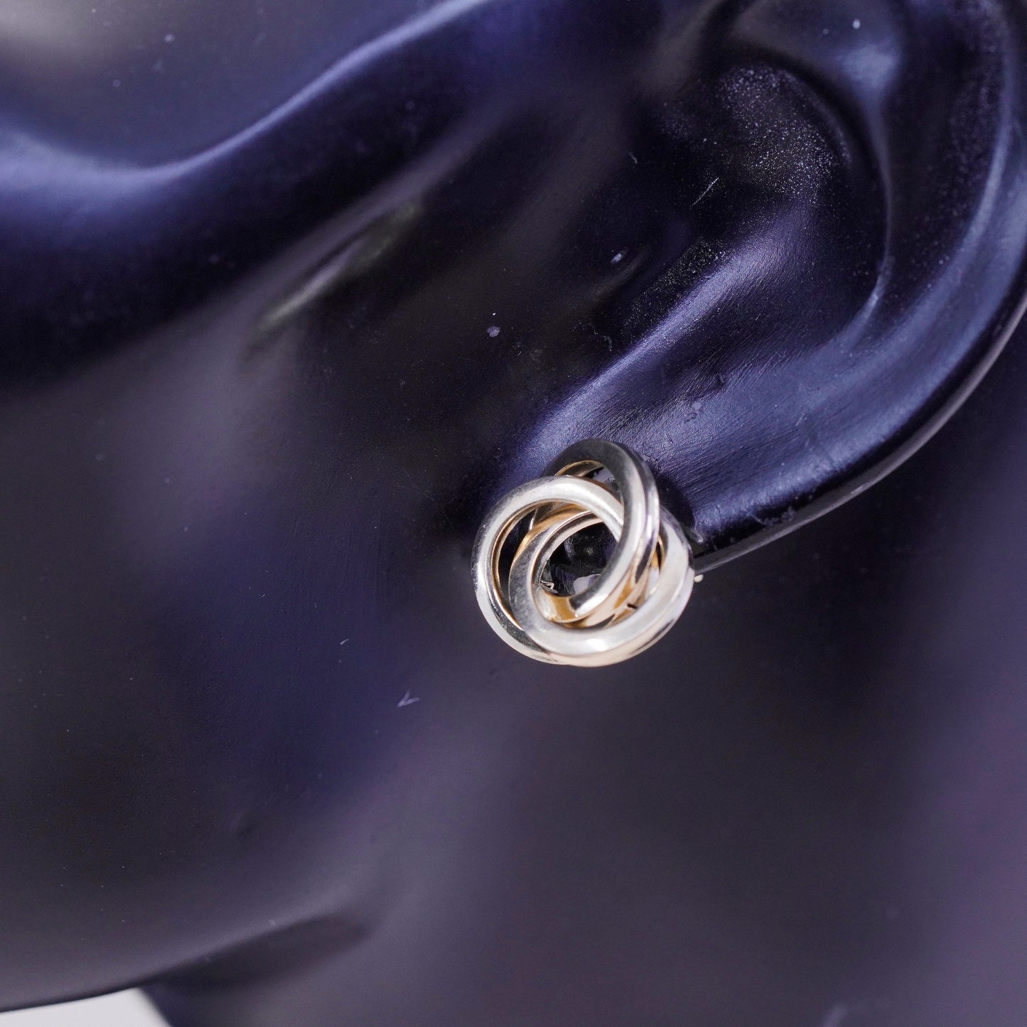 2.8g, vintage 14K yellow gold earrings, real gold edgy entwined circle studs , stamped 14K