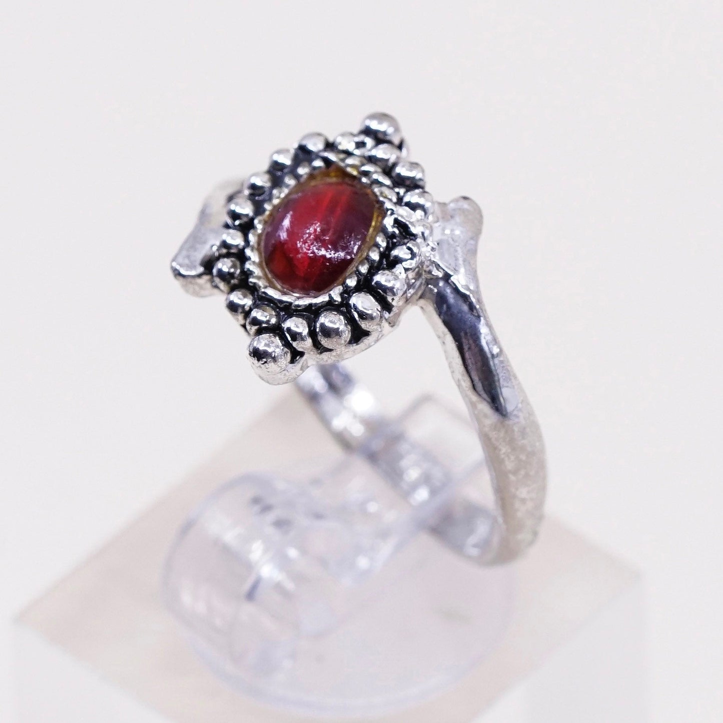 Size 7.5, vintage modern silver tone ring w/ red glass details