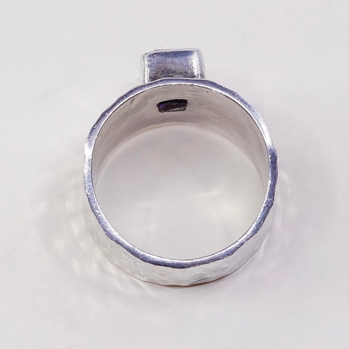 sz 8 vtg sterling silver handmade ring, Mexico 925 hammered band w/ amethyst