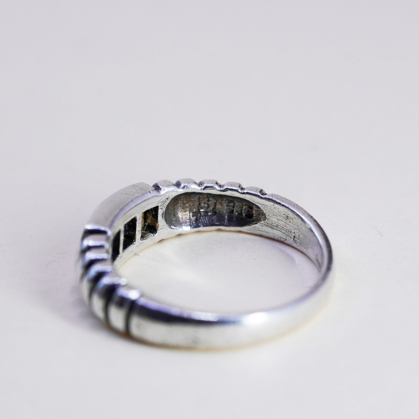 Size 7.5, vintage Sterling 925 silver statement ring, ribbed band with CZ