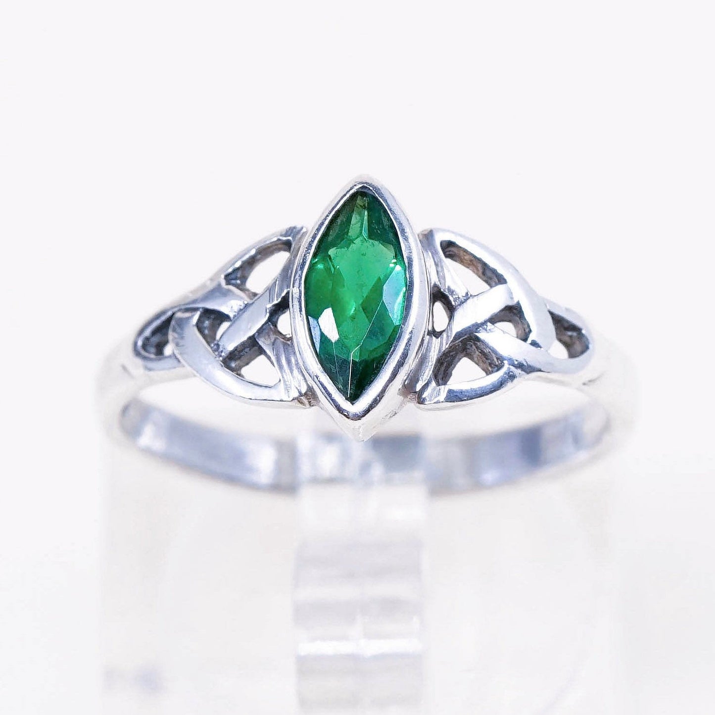 Size 6.75, Vintage sterling 925 silver handmade ring with peridot
