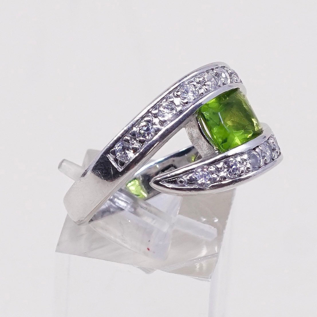 sz 8.25, vtg sterling silver handmade ring, 925 w/ peridot n cz around