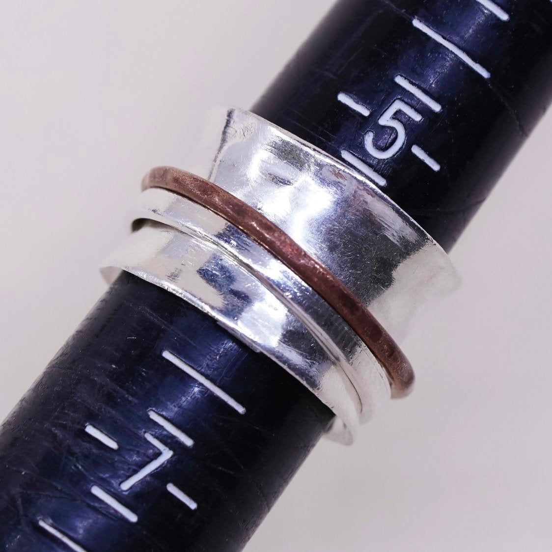 sz 6, vtg two Tone Sterling 925 silver Handmade spinner ring, band w/ coral