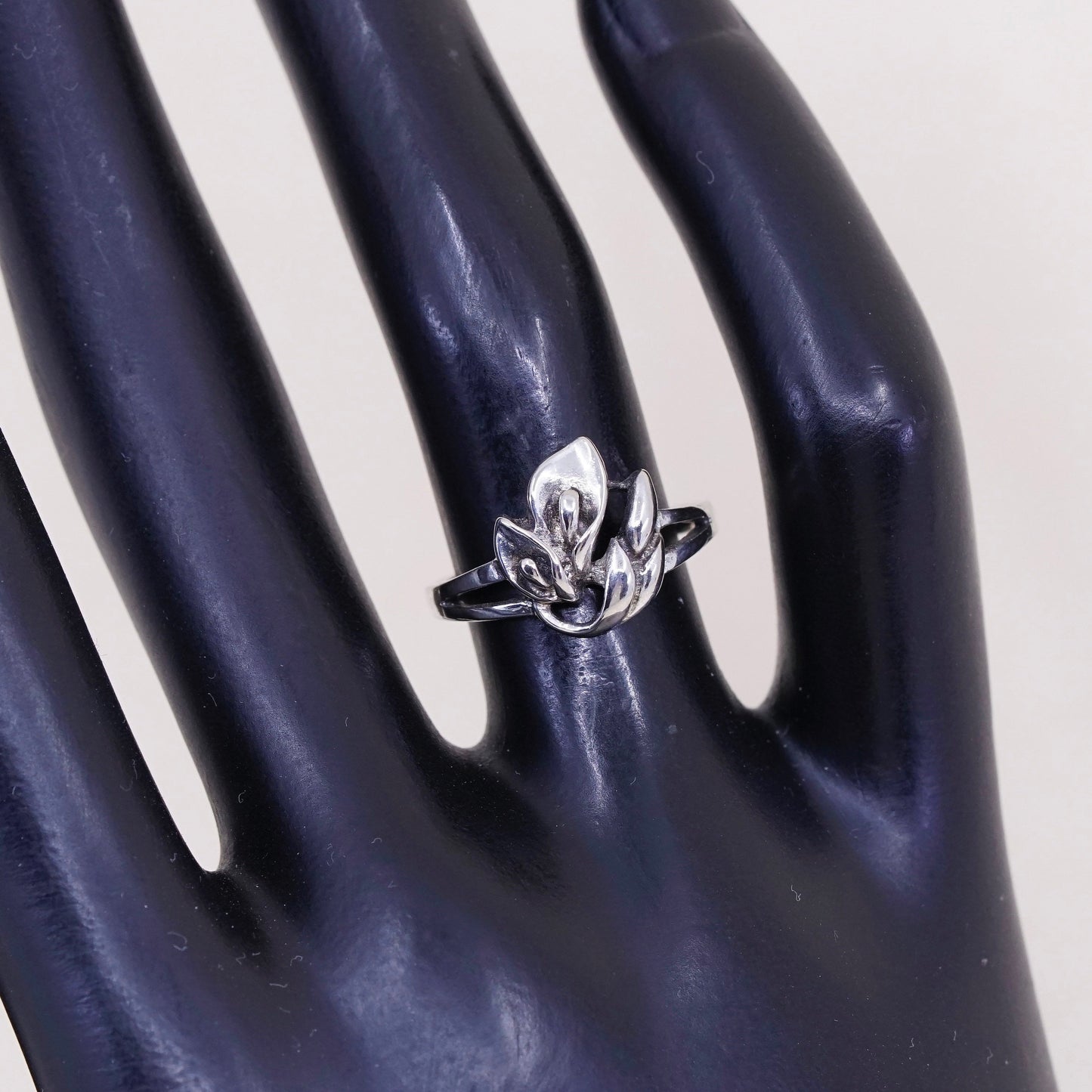 Size 6, vintage Sterling 925 silver handmade ring with lily flower