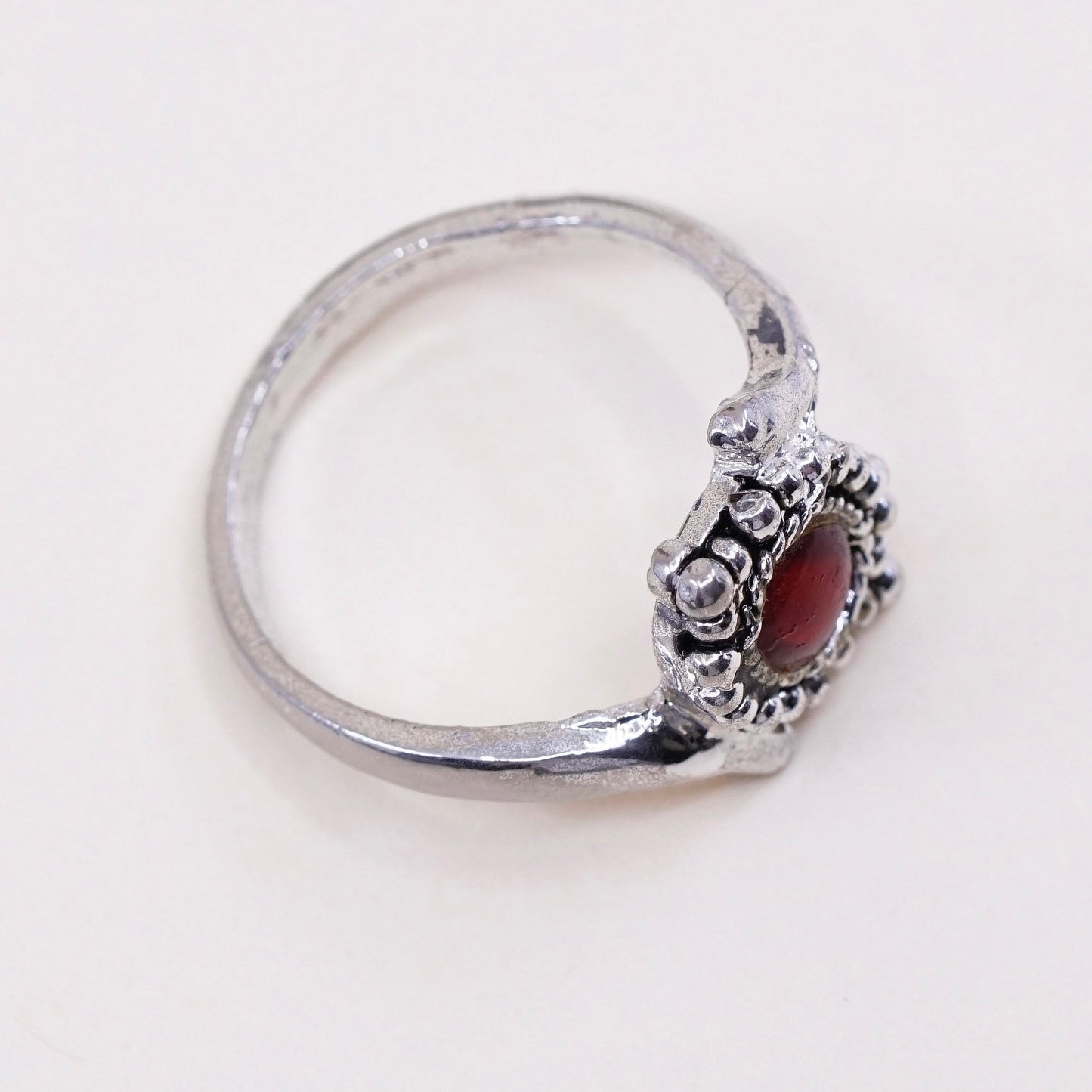 Size 7.5, vintage modern silver tone ring w/ red glass details