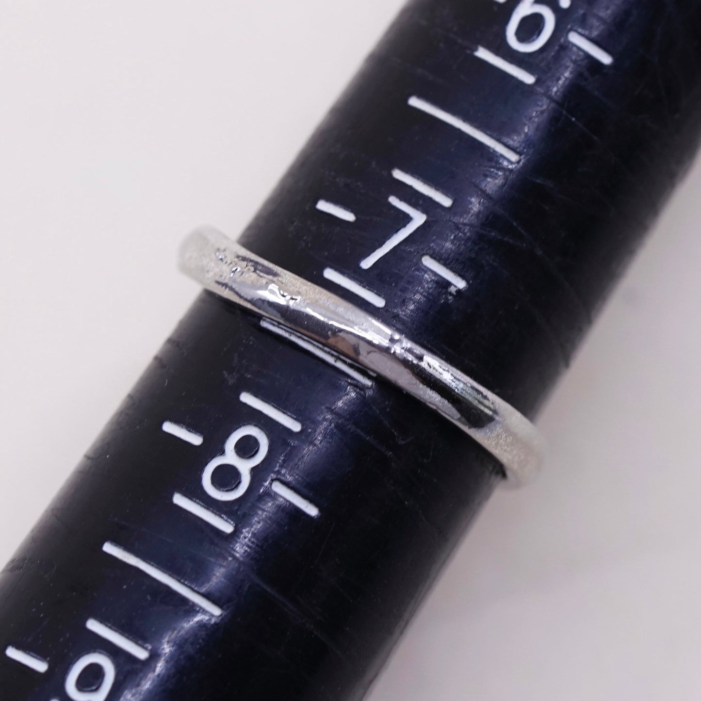Size 7.5, vintage modern silver tone ring w/ red glass details