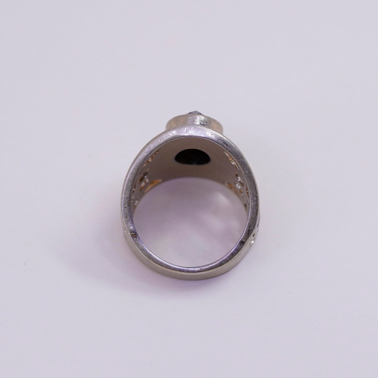 Size 7, vintage modern gold tone brass ring w/ black stone