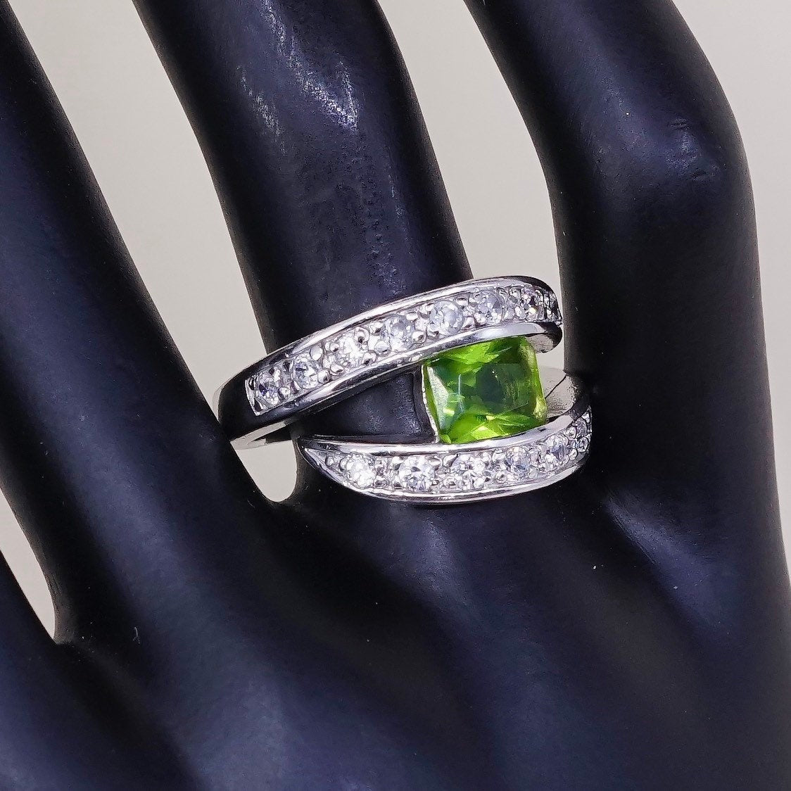 sz 8.25, vtg sterling silver handmade ring, 925 w/ peridot n cz around
