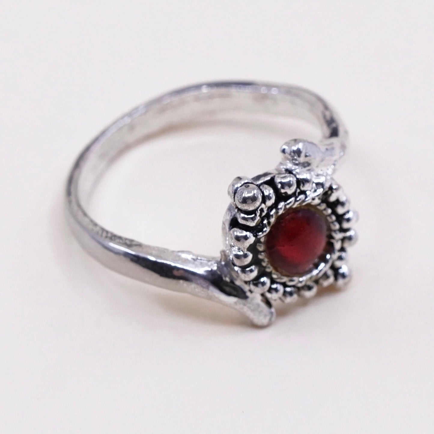 Size 7.5, vintage modern silver tone ring w/ red glass details
