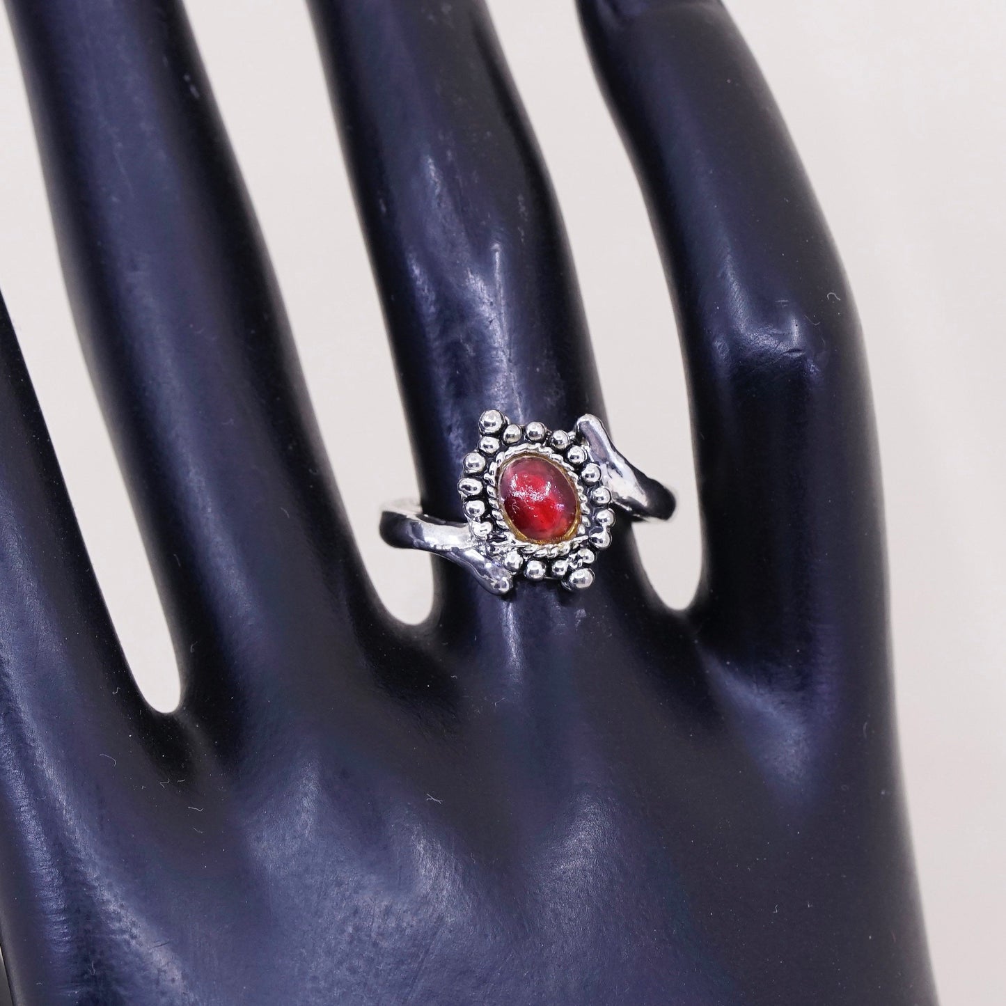Size 7.5, vintage modern silver tone ring w/ red glass details