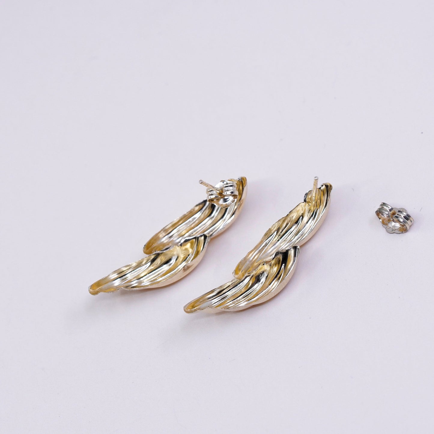 1.2g, vintage 14K yellow gold earrings, real gold ribbed shell studs , stamped 14K PPC