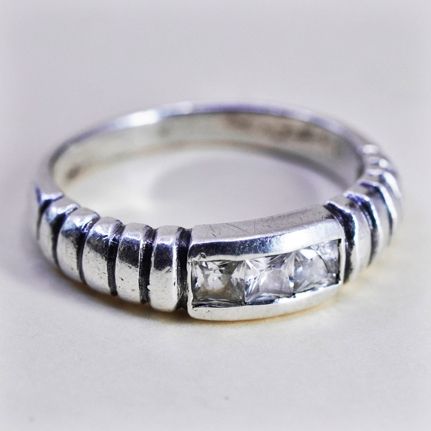 Size 7.5, vintage Sterling 925 silver statement ring, ribbed band with CZ