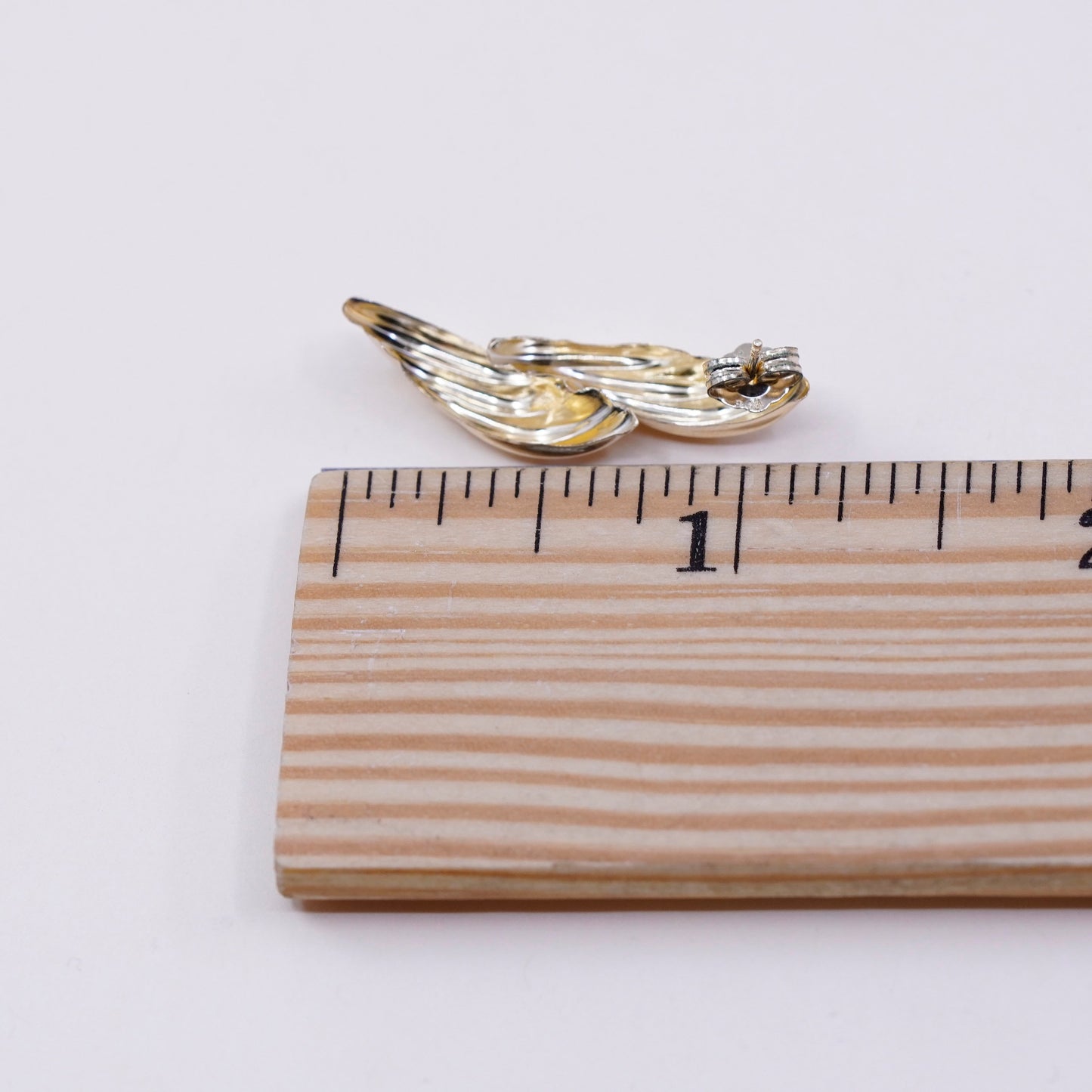 1.2g, vintage 14K yellow gold earrings, real gold ribbed shell studs , stamped 14K PPC