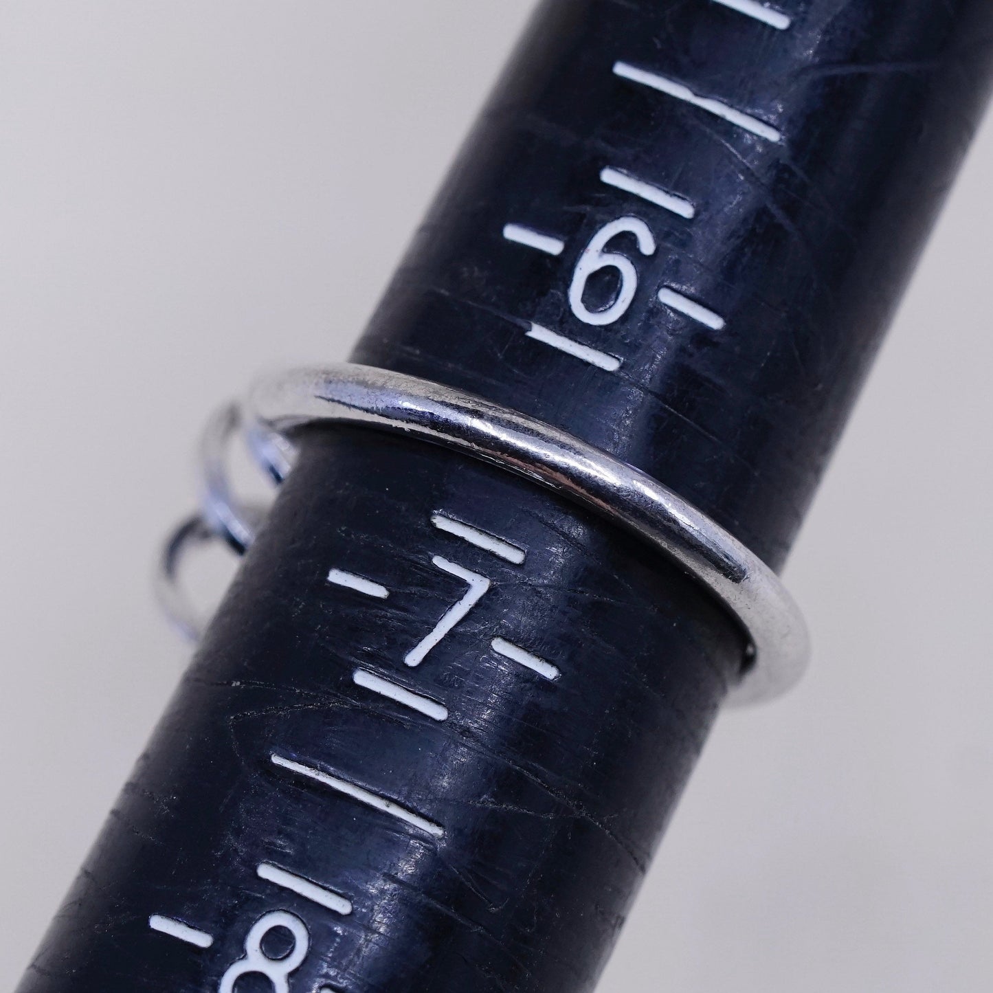 Size 6.5, vtg Sarah COV silver tone ring, flower w/ black glass details