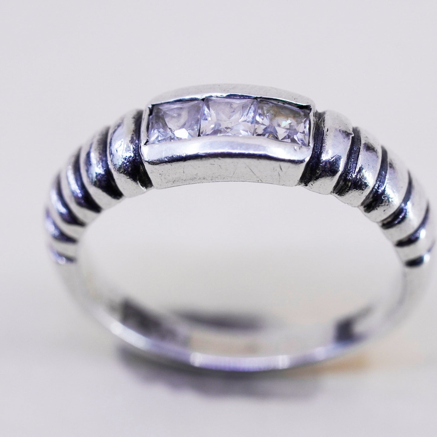 Size 7.5, vintage Sterling 925 silver statement ring, ribbed band with CZ