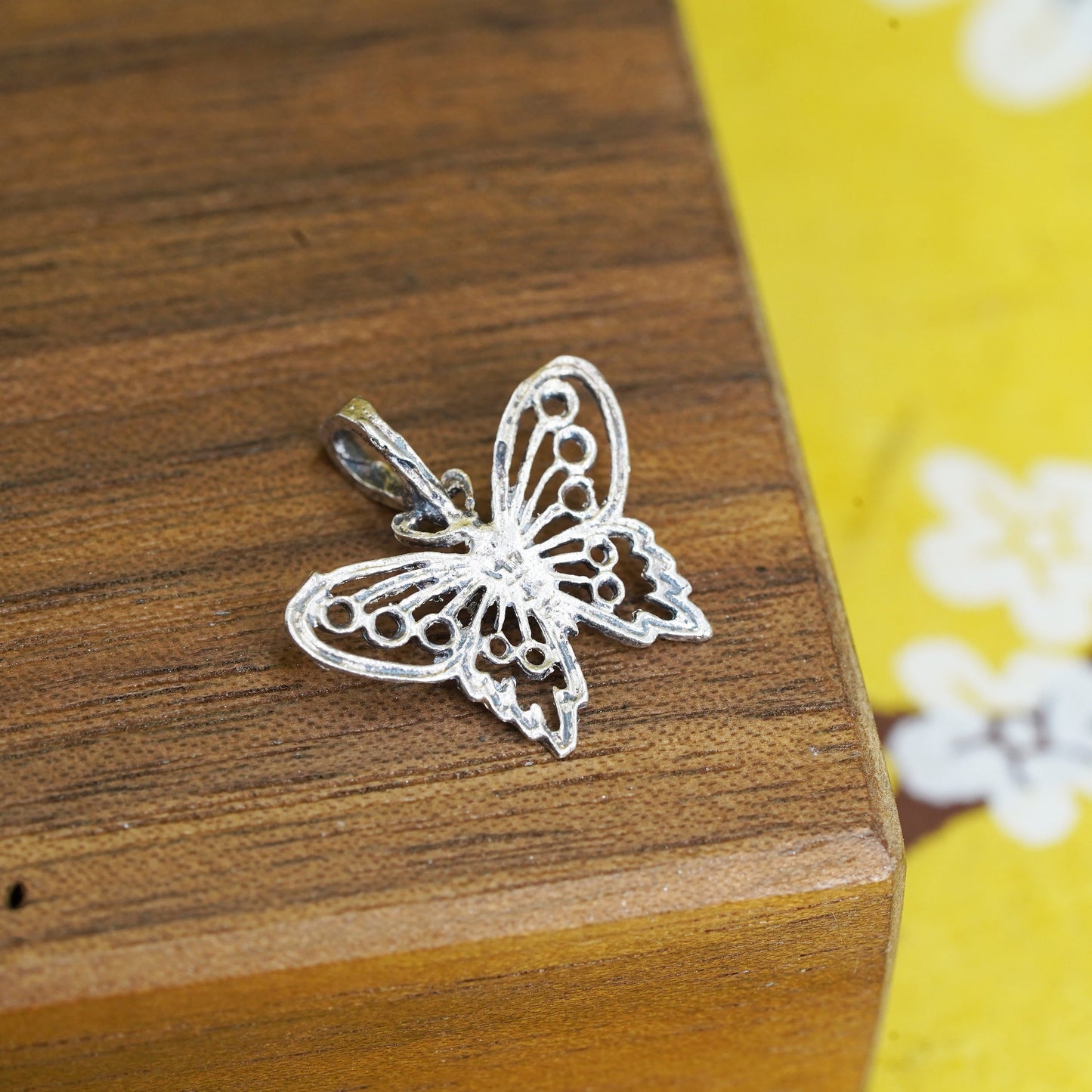 0.6g, Vintage 14K white gold handmade filigree butterfly pendant