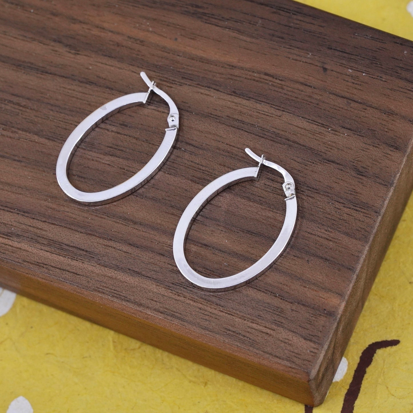 1”, 2.1g, vintage 18K gold edge oval hoops, huggie, solid white gold earrings