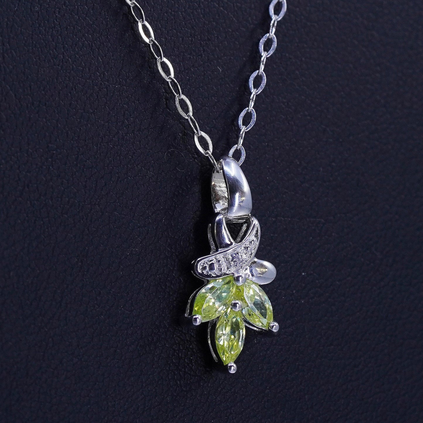 18”, Sterling 925 silver flatten circle necklace with teardrop peridot pendant