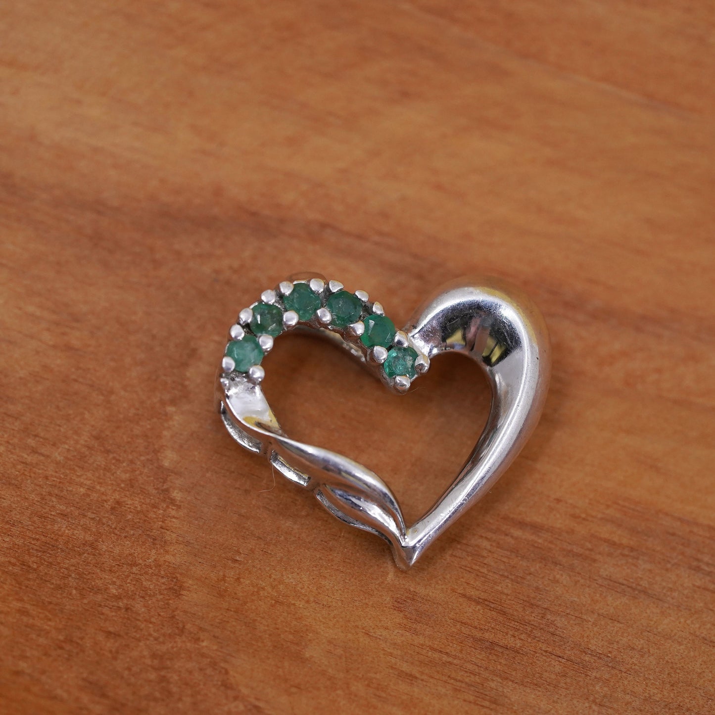 Vintage Sterling 925 silver heart pendant with emerald