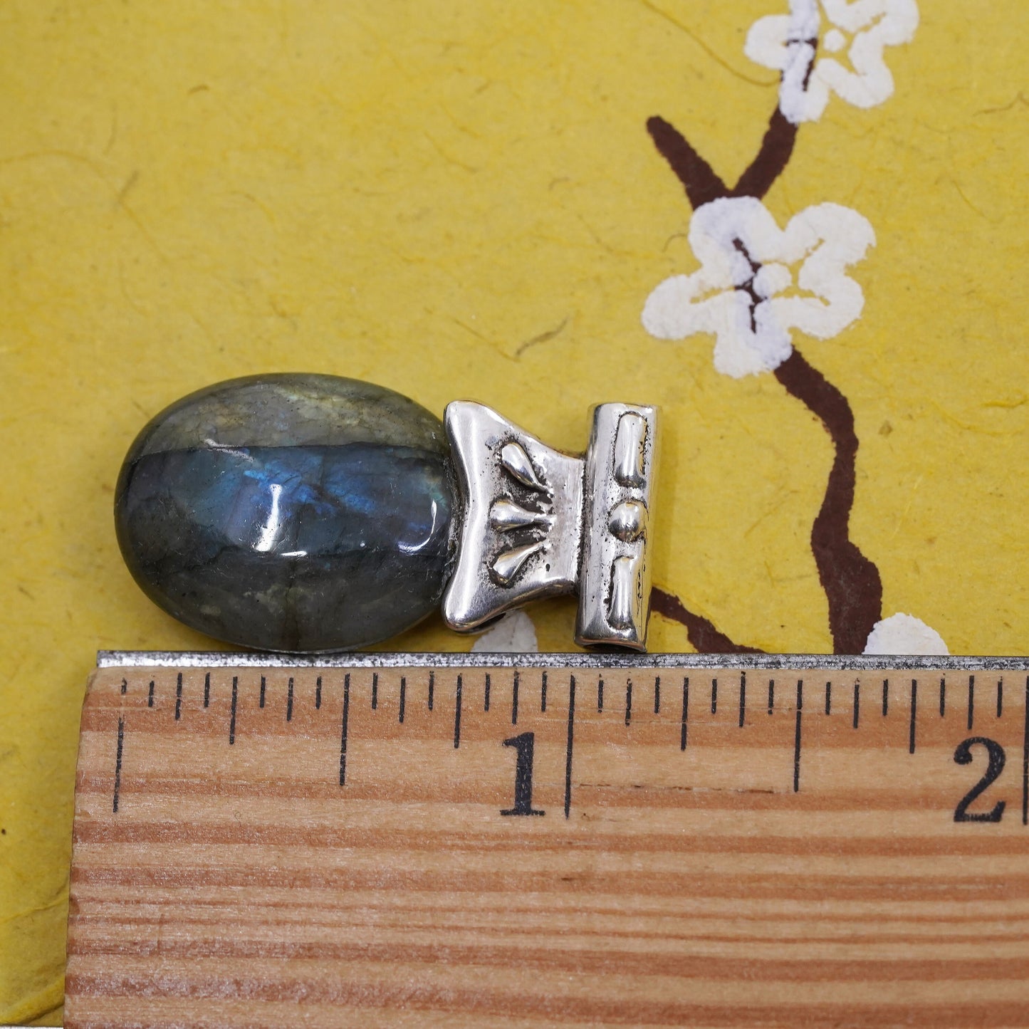 Vintage Sterling 925 silver handmade pendant with oval labradorite