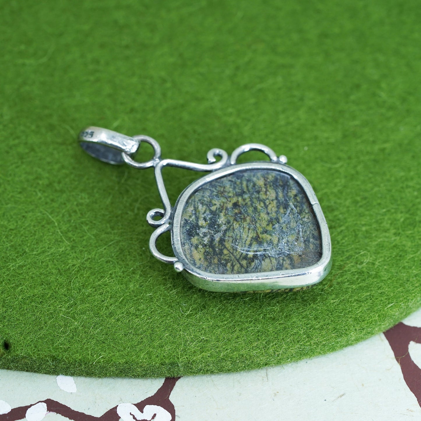 Vintage mexico handmade sterling 925 silver pendant with serpentine