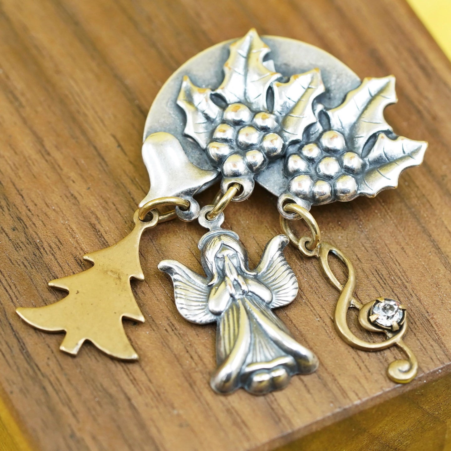 Vintage Susan L Richardson silver tone holly brooch w/ angel tree music charms