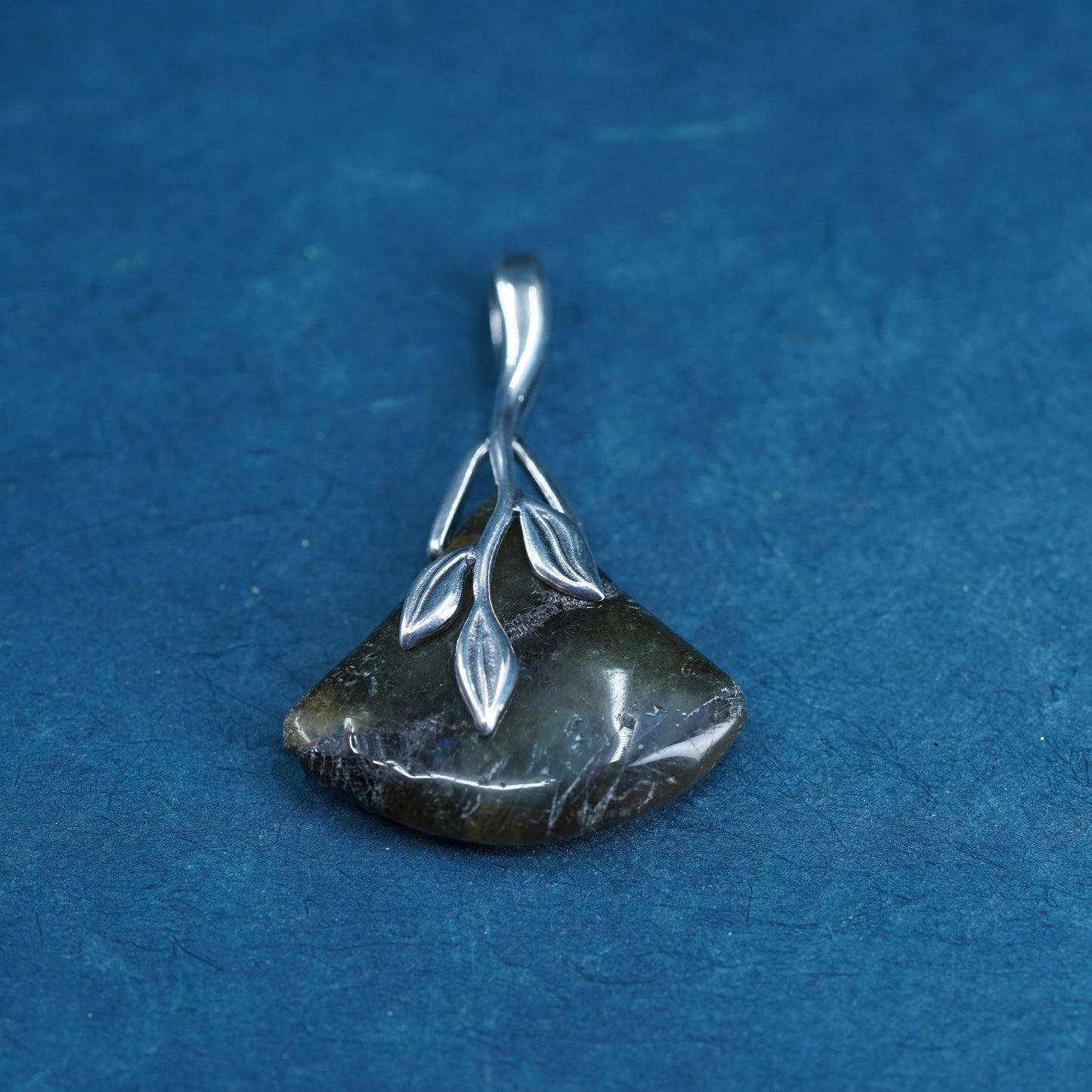 Vintage Sterling 925 silver handmade leafy pendant with triangular labradorite