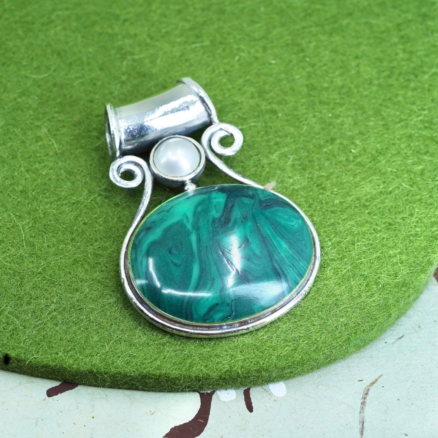 Vintage sterling 925 silver handmade pendant with oval malachite inlay