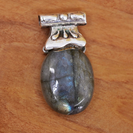 Vintage Sterling 925 silver handmade pendant with oval labradorite