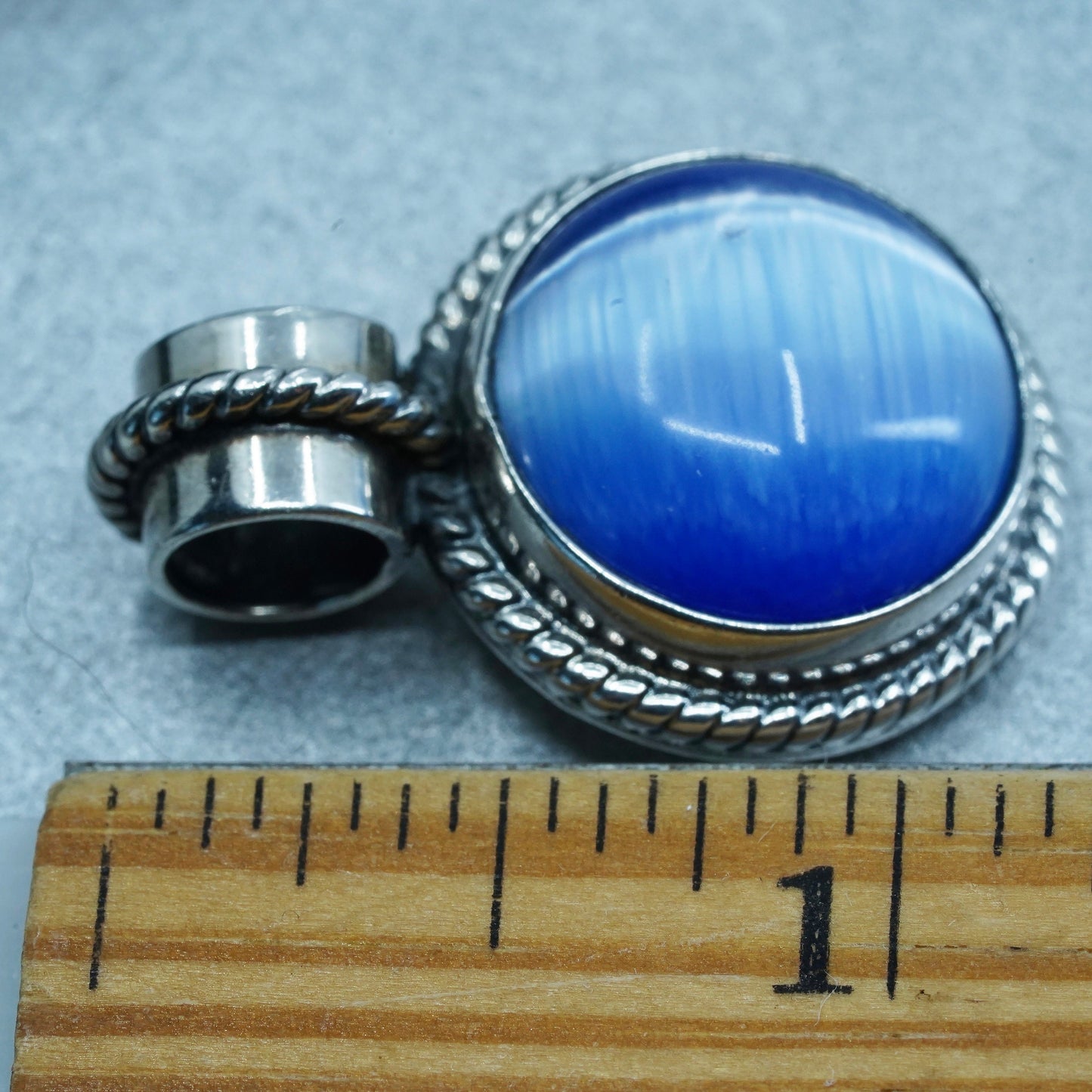 Vintage Mexican sterling 925 silver pendant with circle blue cat’s eye