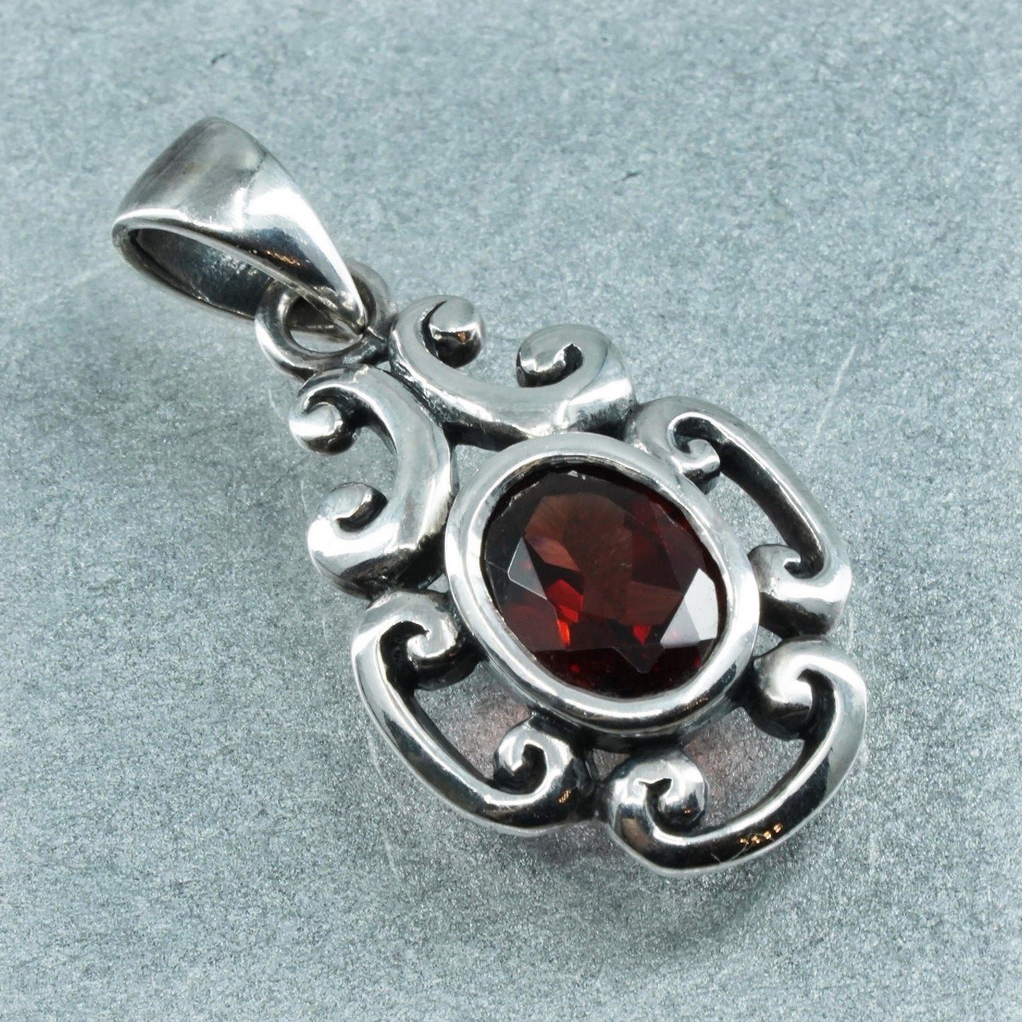 Vintage sterling 925 silver handmade filigree pendant with garnet