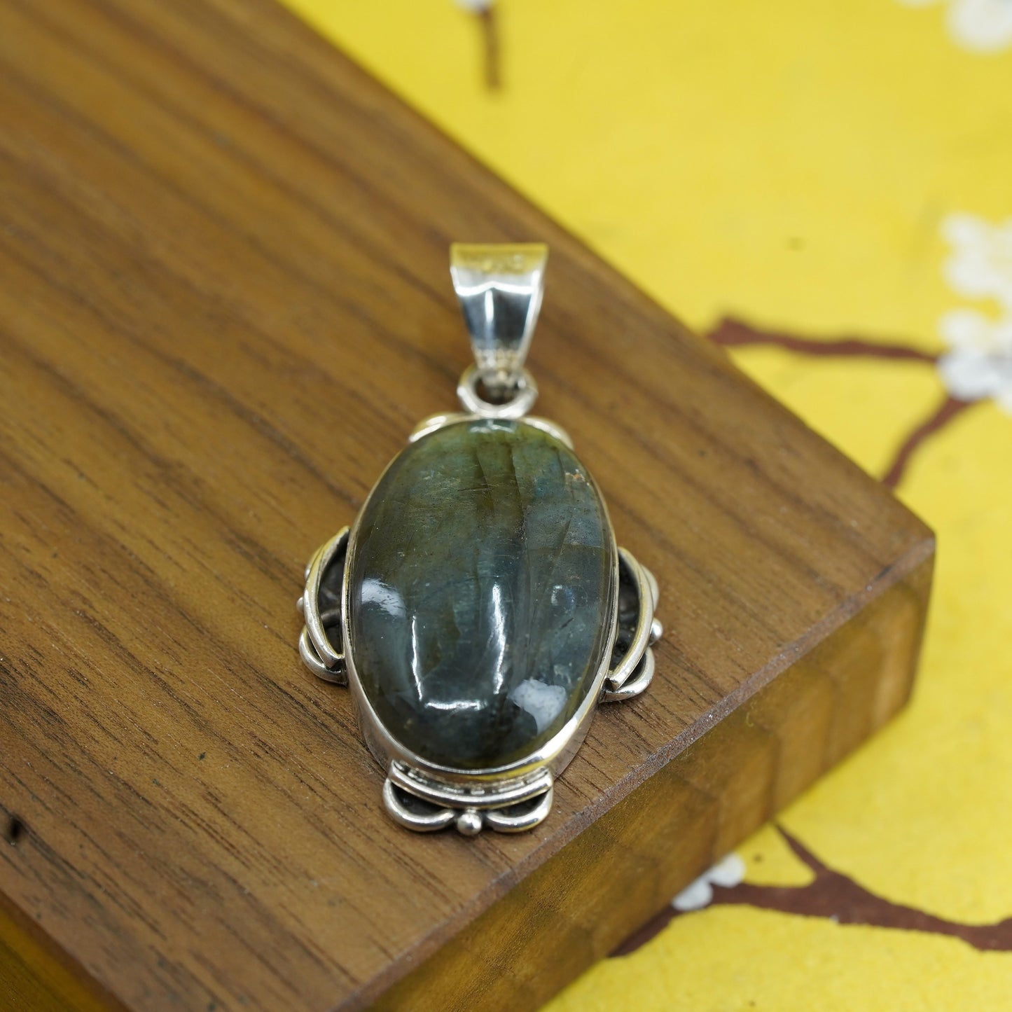 Vintage Sterling 925 silver handmade pendant with oval labradorite