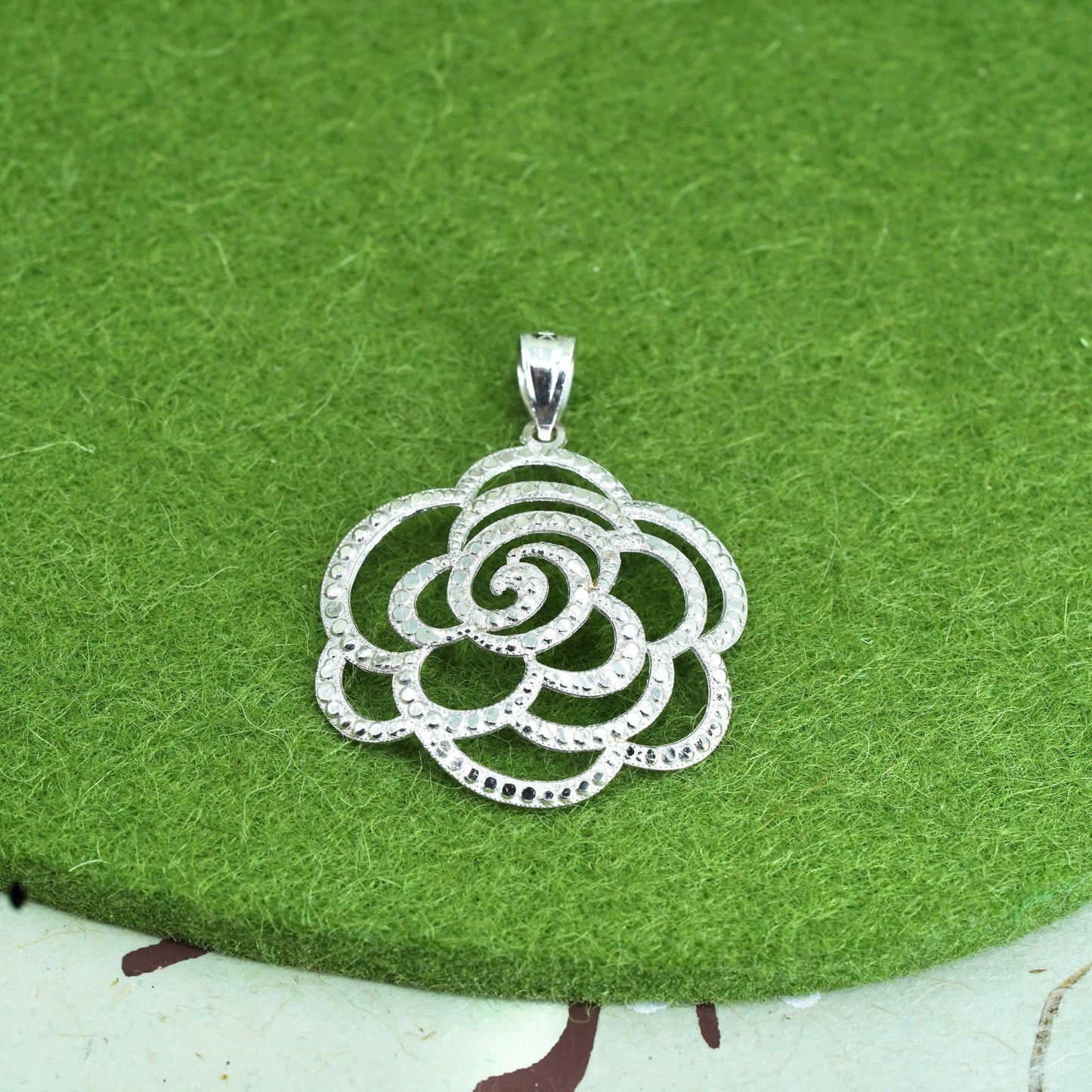 1.4g, Vintage 10K white Gold flower pendant, rose charm