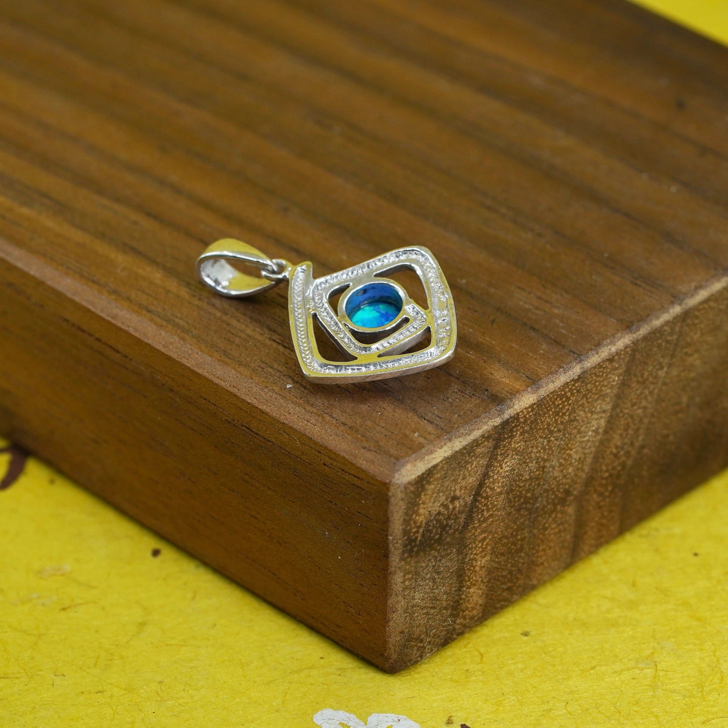 1.5g, vintage 9K white gold square pendant with Opal inlay