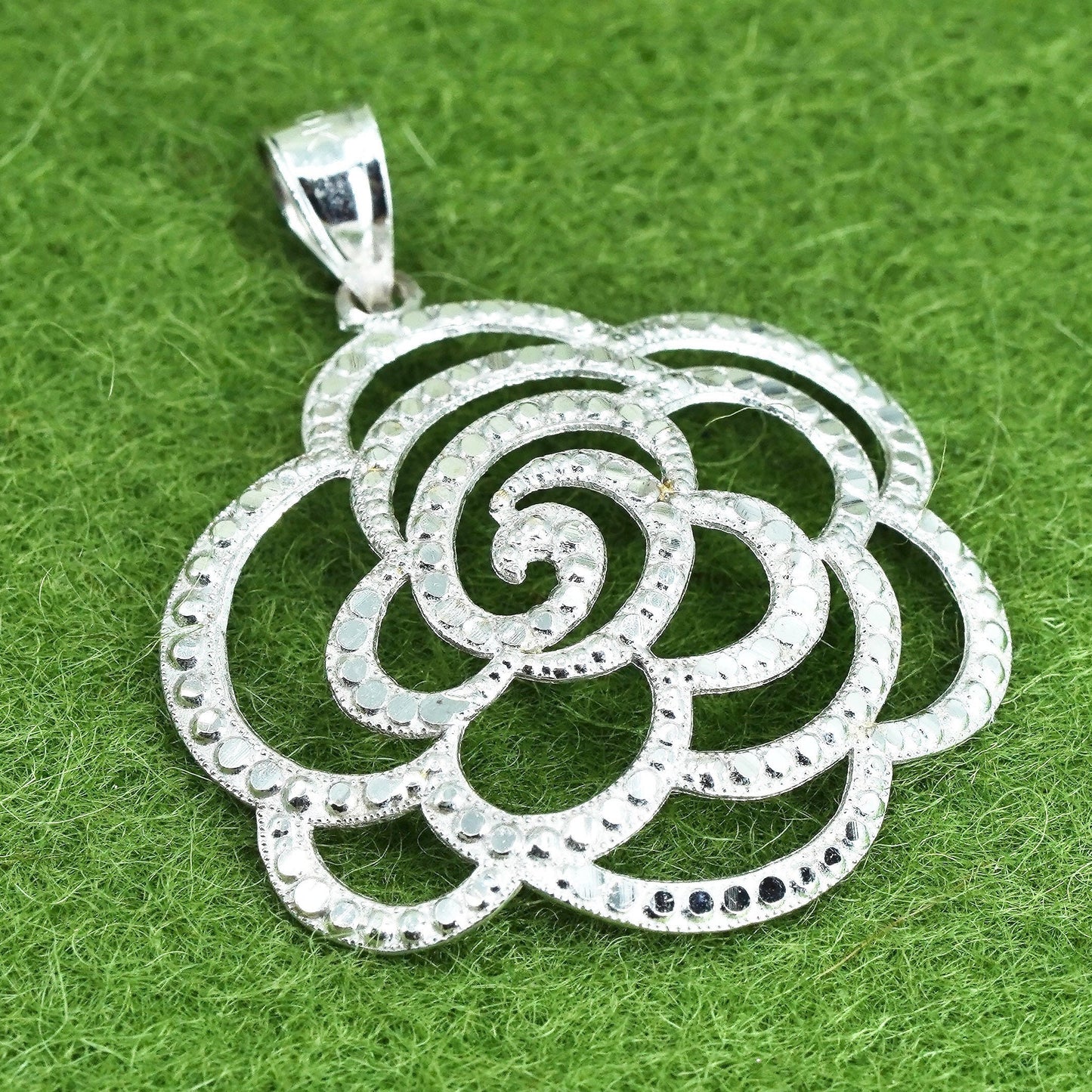 1.4g, Vintage 10K white Gold flower pendant, rose charm