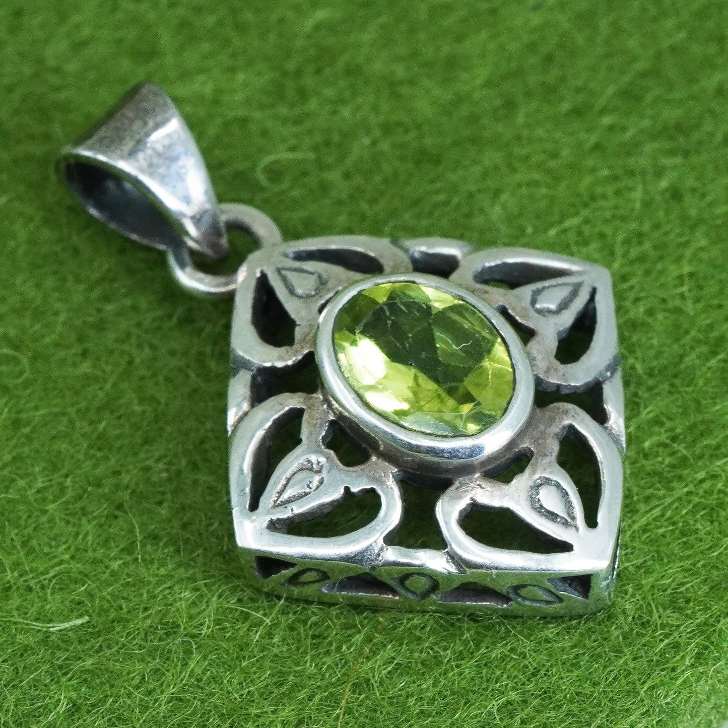 Vintage handmade Sterling silver 925 filigree pendant with oval peridot