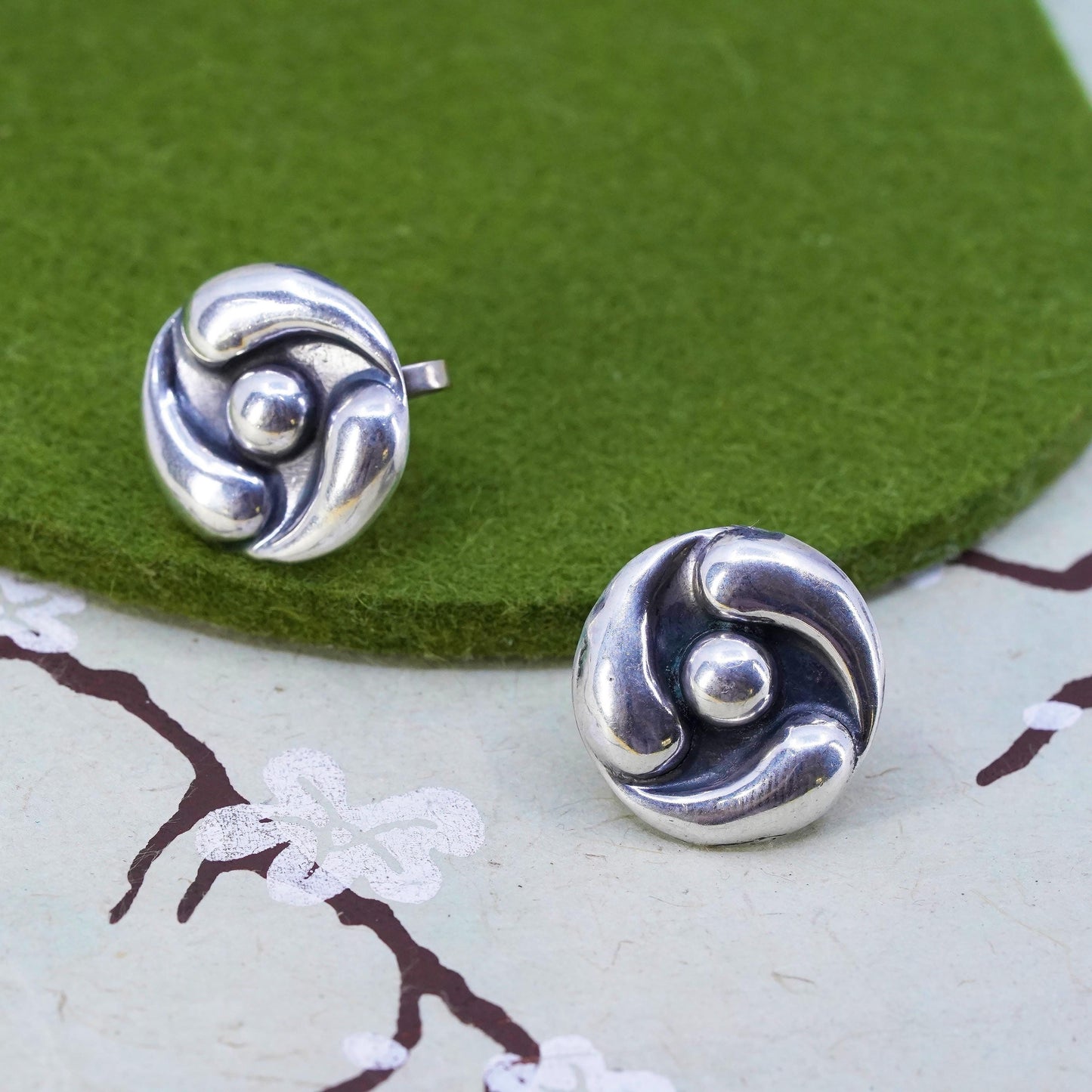 Vintage hecho en taxco sterling 925 silver handmade spiral screw back earrings