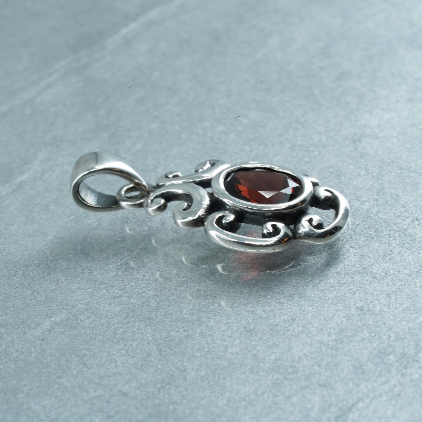 Vintage sterling 925 silver handmade filigree pendant with garnet