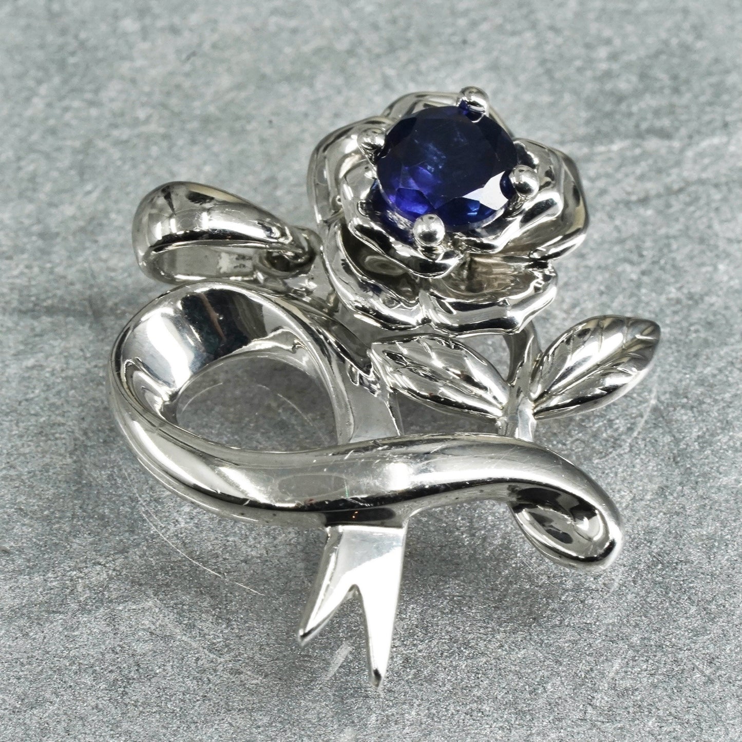 Vintage sterling 925 silver handmade flower pendant with sapphire