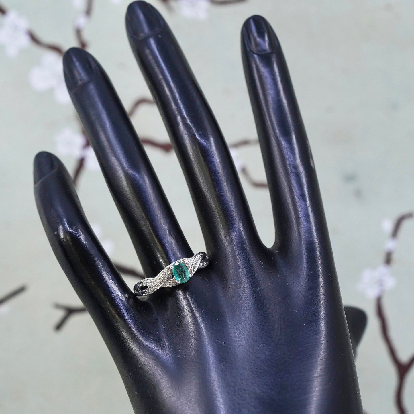 Size 10, Vintage sterling silver thin band ring with emerald