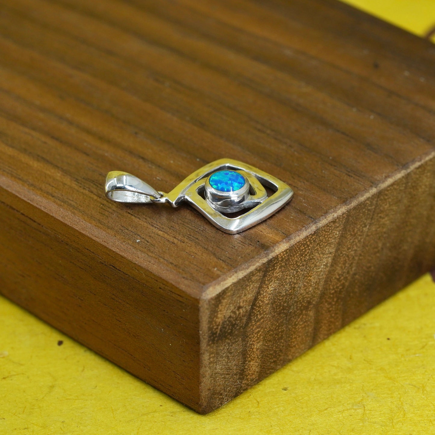 1.5g, vintage 9K white gold square pendant with Opal inlay