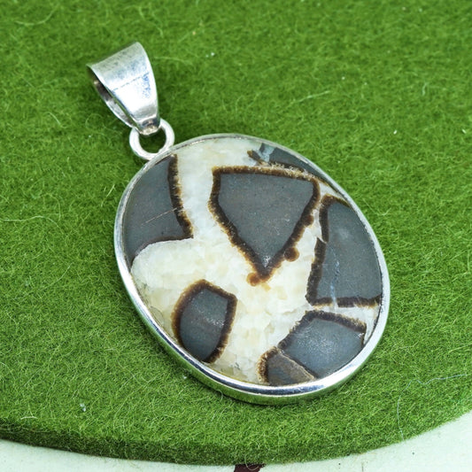 Vintage southwestern sterling silver 925 handmade oval pendant with agate