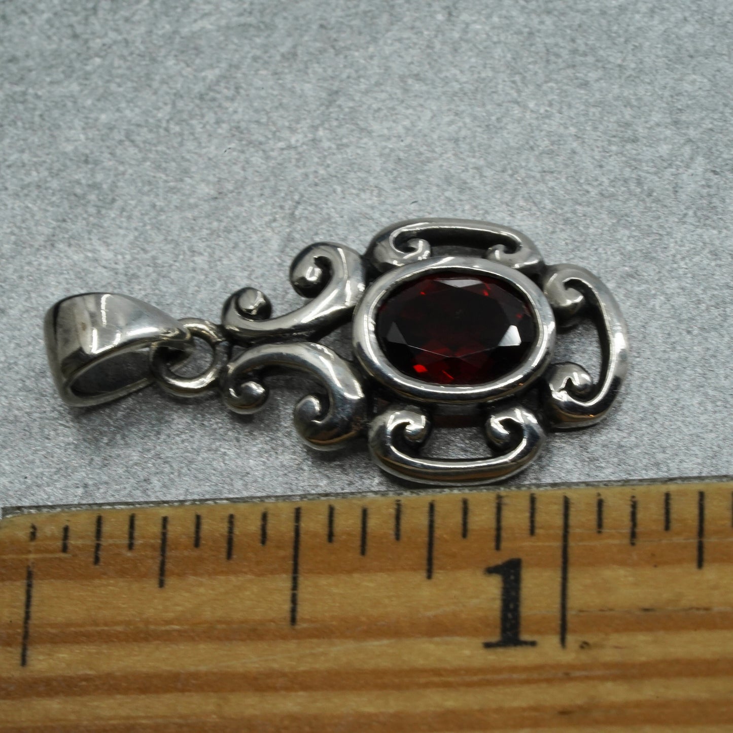 Vintage sterling 925 silver handmade filigree pendant with garnet