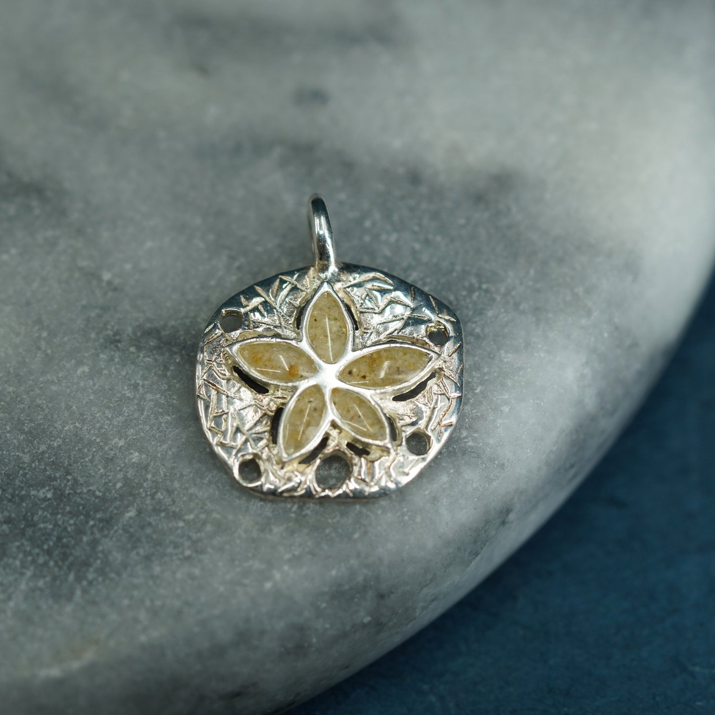 Vintage Dune sterling 925 silver handmade sand dollar pendant filled with sand