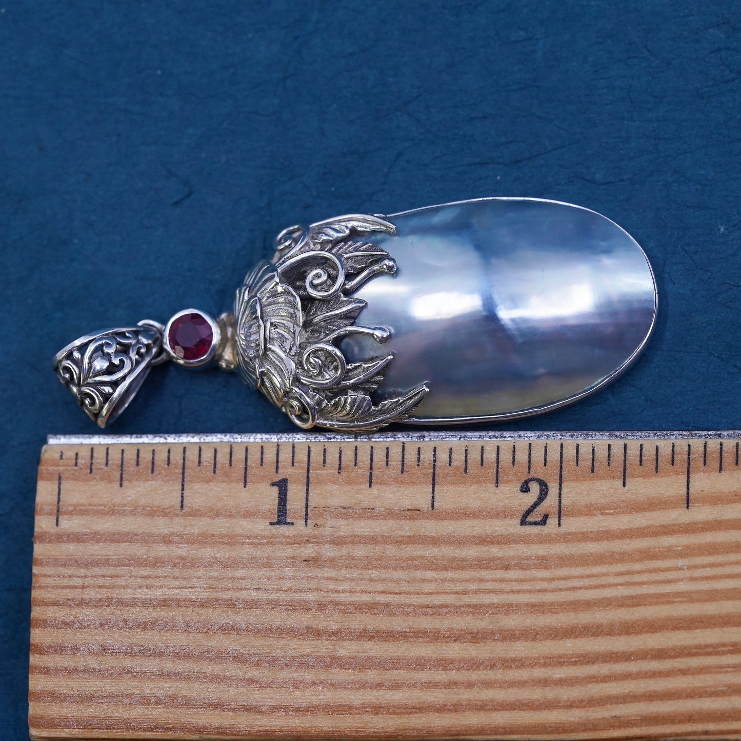 Vintage Sterling 925 silver handmade oval pendant with pearl ans leaves details