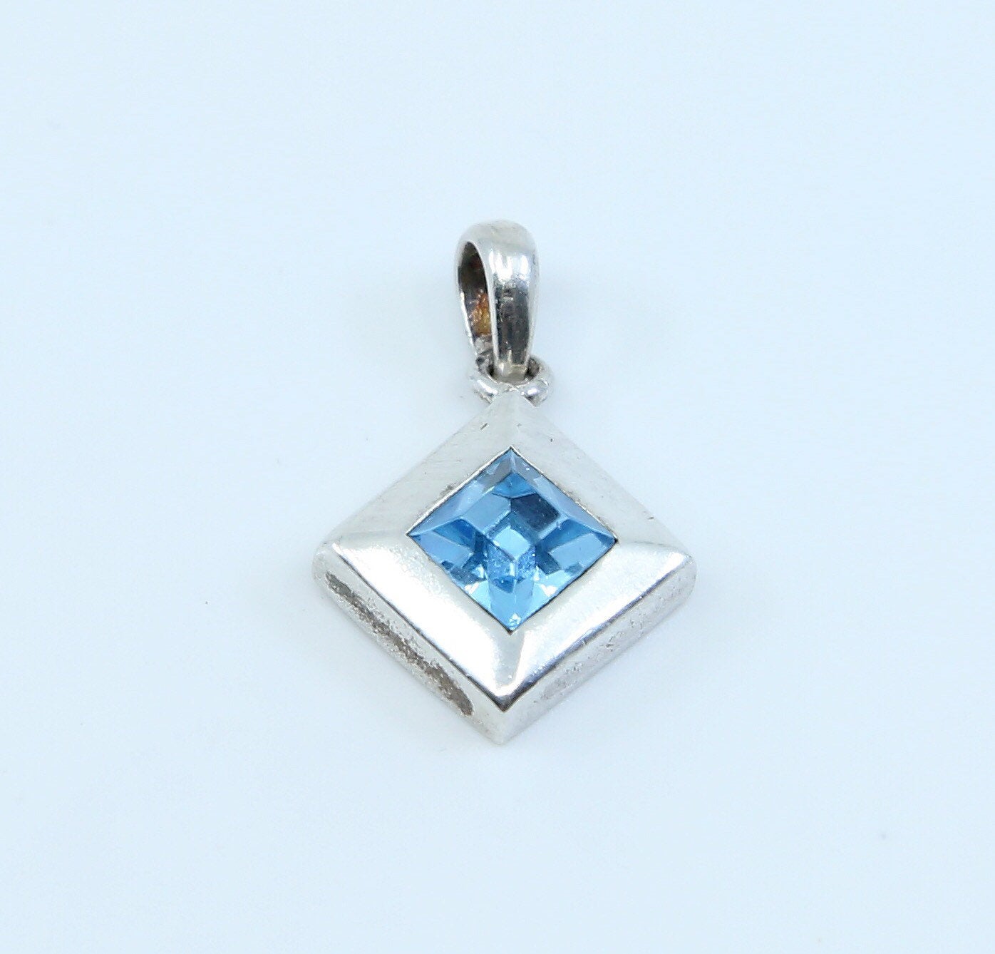 VTG Handmade Sterling 925 silver pendant with square shaped sapphire