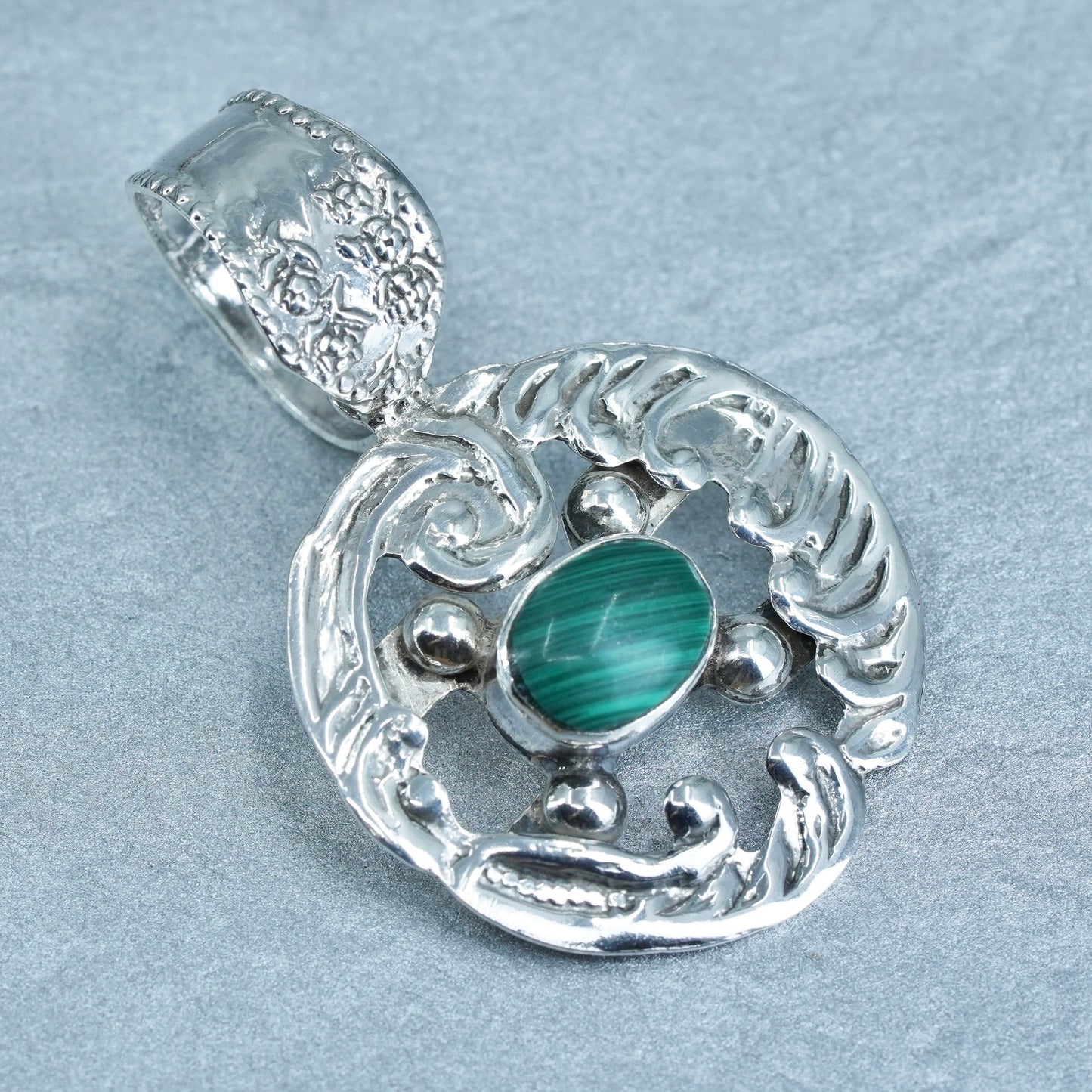 Vintage sterling 925 silver handmade freeform circle pendant with malachite