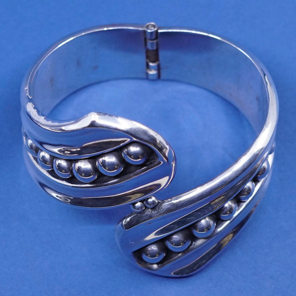 7", vtg sterling silver handmade bracelet, mexico 925 swirl hinged bangle beads